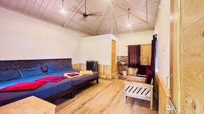 Deluxe Quadruple Room | Living area | Table tennis
