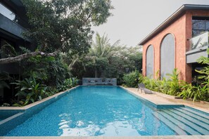 6 indoor pools, 10 outdoor pools