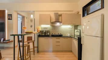 Luksus-lejlighed - udsigt til have | Privat køkken | Køleskab/fryser i fuld størrelse, mikrobølgeovn, kogeplade