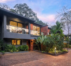 Vila superluxo, piscina particular | Frigobar, cofres nos quartos, individualmente decorados