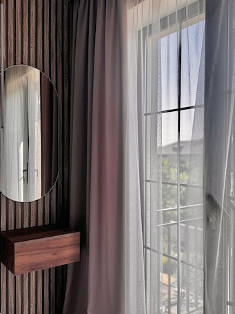 办公桌、免费 WiFi. 蜜蜂星球旅馆