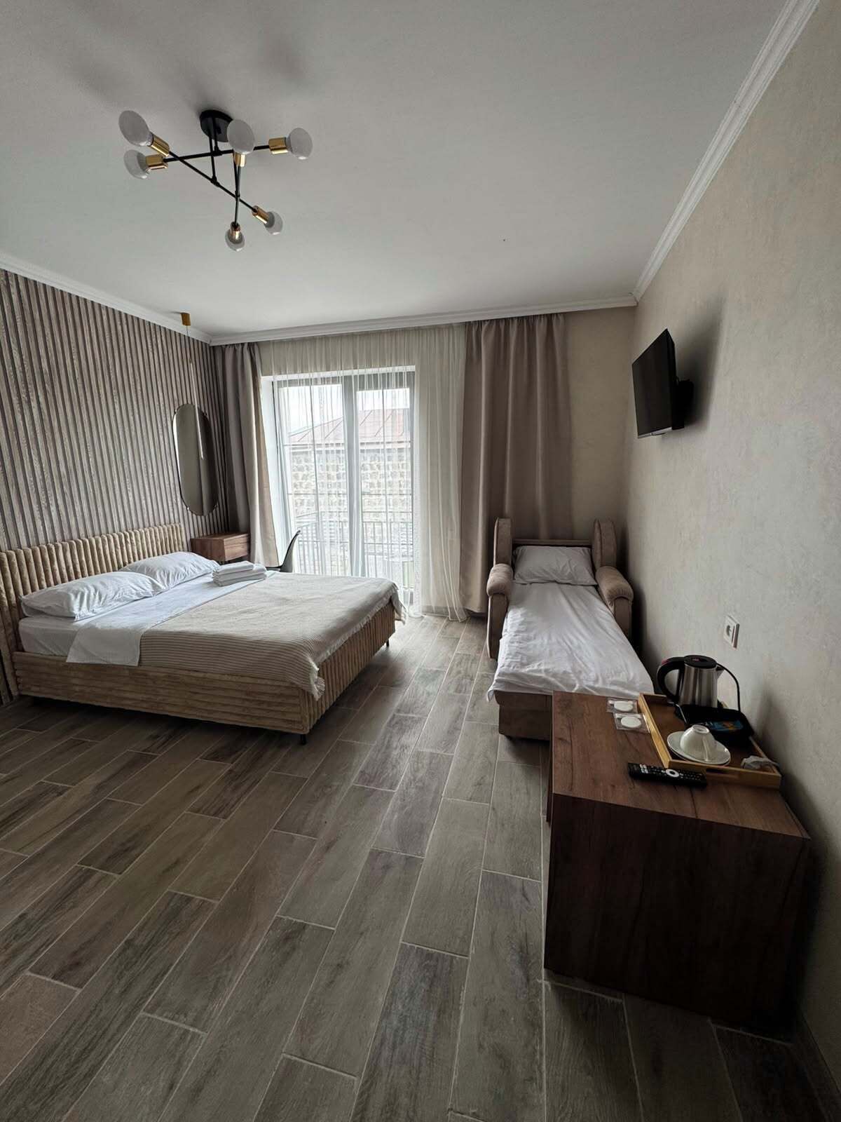 Dreibettzimmer, Balkon, Gartenblick | Schreibtisch, kostenloses WLAN