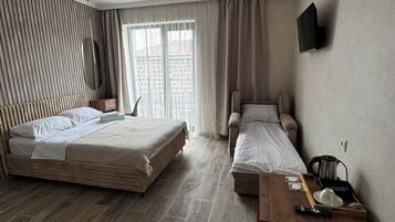 Dreibettzimmer, Balkon, Gartenblick | Schreibtisch, kostenloses WLAN