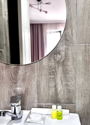 Double Room, Balcony, Mountain View | Bathroom