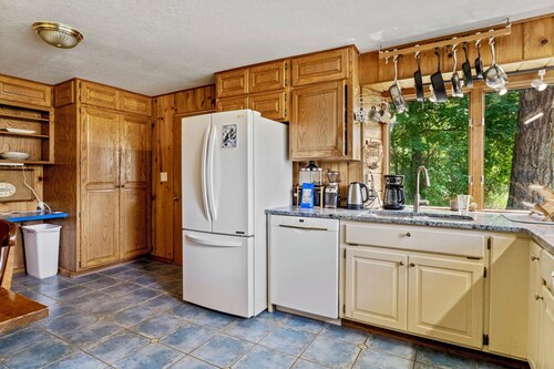 A serene, rustic farmhouse nestled on the banks of the Jocko River. Perfect for nature lovers, this cozy getaway offers peace, privacy, and stunning outdoor spaces to immerse yourself in the beauty of Montana.