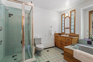 Een haardroger, handdoeken