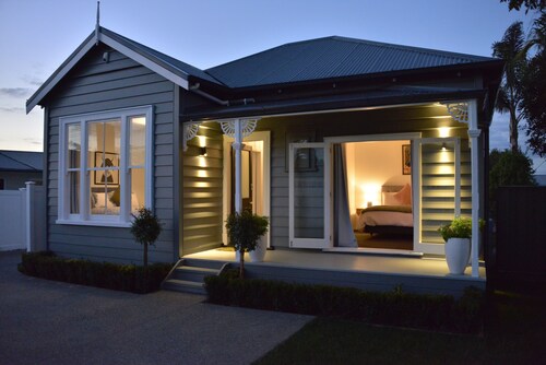 Sunny, Stylish, Sweet! Family-ready w/BBQ Deck. Close to Venues, Beaches, City.