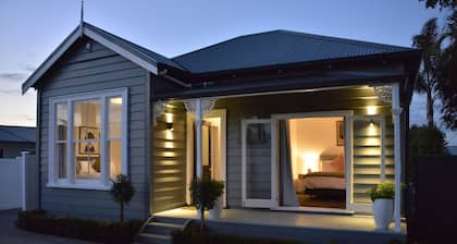 Sunny, Stylish, Sweet! Family-ready w/BBQ Deck. Close to Venues, Beaches, City.