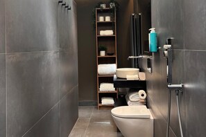 Shower, free toiletries, hair dryer, towels - Cottage - Sleeps 2, Patio & Free On-road Parking (Bolton)