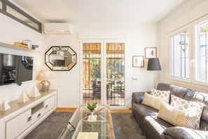 Honeymoon-Stadtwohnung, Mehrere Schlafzimmer, 2 Bäder (La Casita De Pueblo Andaluz) | Wohnbereich | 21-Zoll-Flachbildfernseher mit Kabelempfang, Kamin