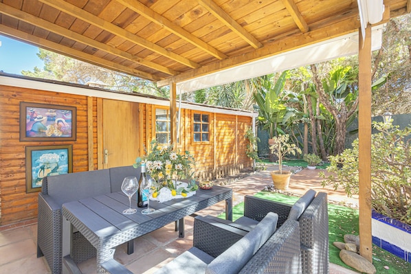Honeymoon-Stadtwohnung, Mehrere Schlafzimmer, 2 Bäder (La Casita De Pueblo Andaluz) | Speisen im Freien