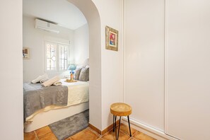Honeymoon-Stadtwohnung, Mehrere Schlafzimmer, 2 Bäder (La Casita De Pueblo Andaluz) | 1 Schlafzimmer, Bügeleisen/Bügelbrett, kostenloses WLAN, Bettwäsche