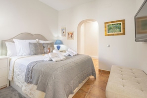 Honeymoon-Stadtwohnung, Mehrere Schlafzimmer, 2 Bäder (La Casita De Pueblo Andaluz) | 1 Schlafzimmer, Bügeleisen/Bügelbrett, kostenloses WLAN, Bettwäsche