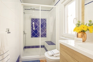 Honeymoon-Stadtwohnung, Mehrere Schlafzimmer, 2 Bäder (La Casita De Pueblo Andaluz) | Badezimmer | Dusche, Handtücher, Seife, Shampoo