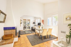 Honeymoon-Stadtwohnung, Mehrere Schlafzimmer, 2 Bäder (La Casita De Pueblo Andaluz) | Wohnbereich | 21-Zoll-Flachbildfernseher mit Kabelempfang, Kamin