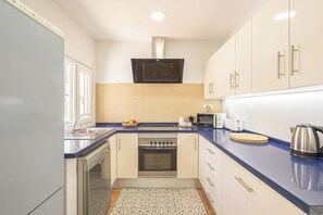 Maison en rangée pour lune de miel, 1 chambre, 2 salles de bains (La Casita De Pueblo Andaluz) | Cuisine privée | Réfrigérateur, four à micro-ondes, un four, surface de cuisson