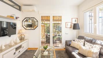 21-inch flat-screen TV with cable channels, fireplace