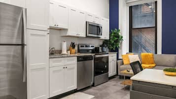 Een koelkast, een magnetron, een kookplaat, een vaatwasser