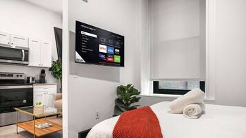 1 slaapkamer, een bureau, een strijkplank/strijkijzer, wifi