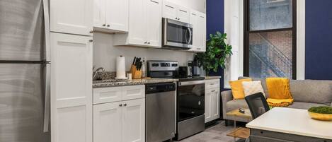 Geladeira, micro-ondas, fogão, cooktop