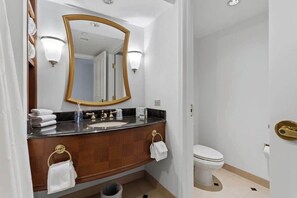 Douche, sèche-cheveux, serviettes fournies