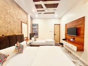 Un dormitorio moderno con cama, televisor y pared de madera.