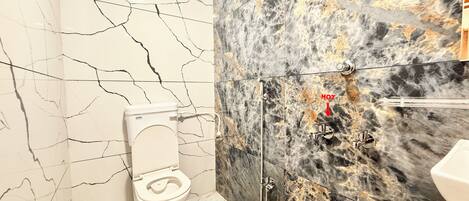 Ein Badezimmer mit Toilette, Dusche und Waschbecken.