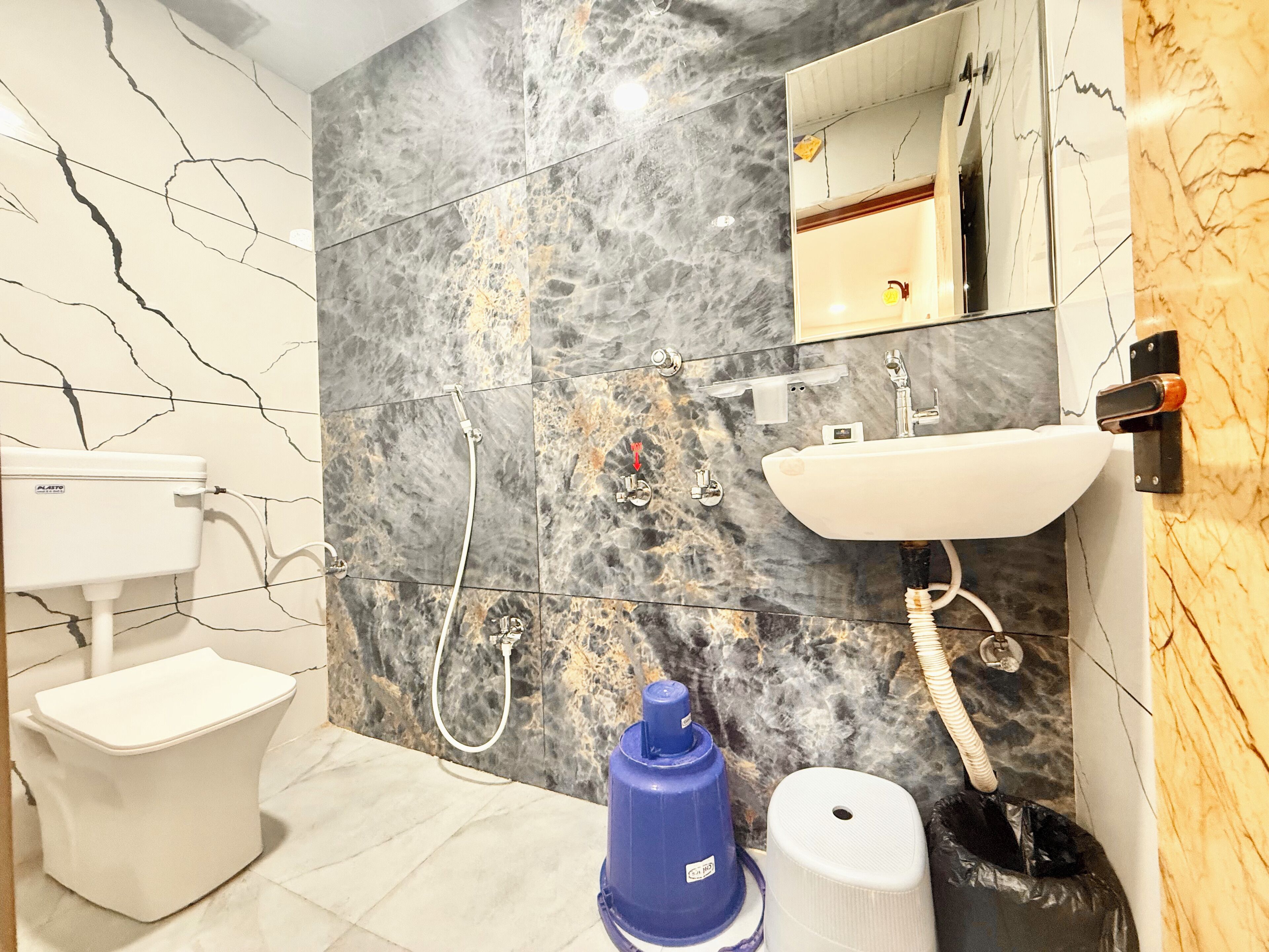 Une salle de bain avec des toilettes, un lavabo et une douche.