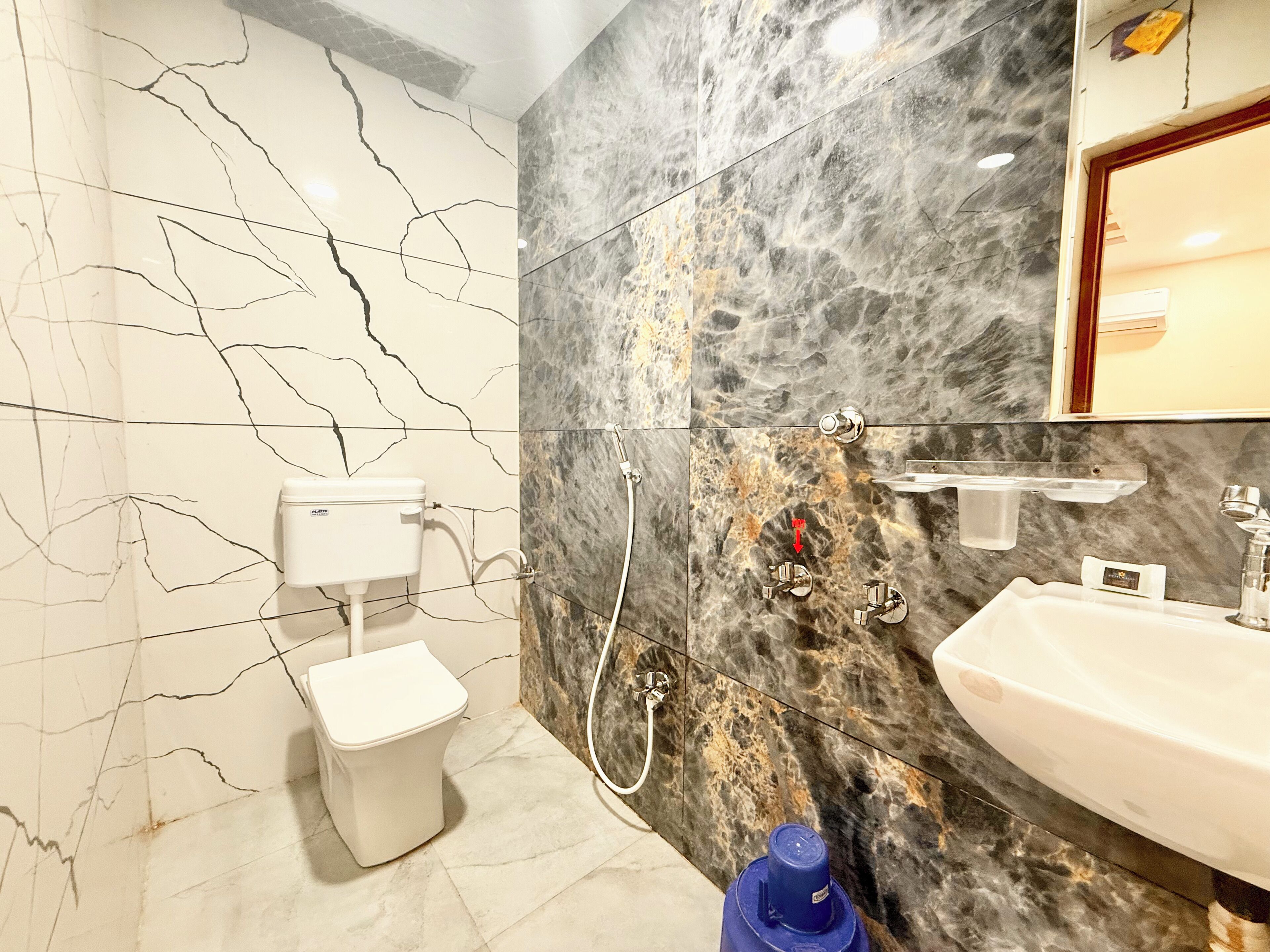 Un baño con inodoro, lavamanos y ducha.