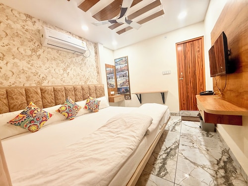 Hotel Malay - near Temple & Rail Station