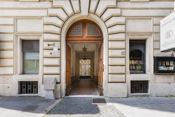 Exterior detail - Elegant 3 Bedroom Apartment in Mazzini Square (Roma)