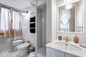 Douche, sèche-cheveux, bidet, serviettes fournies