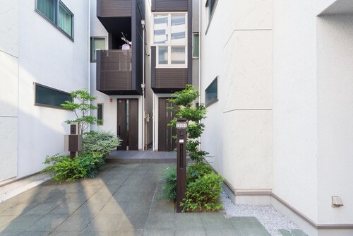 2min from Shinjuku station & 98m2 high quality house in the city center & high speed free wifi & Max 9 people