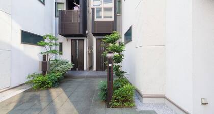 2min from Shinjuku station & 98m2 high quality house in the city center & high speed free wifi & Max 9 people