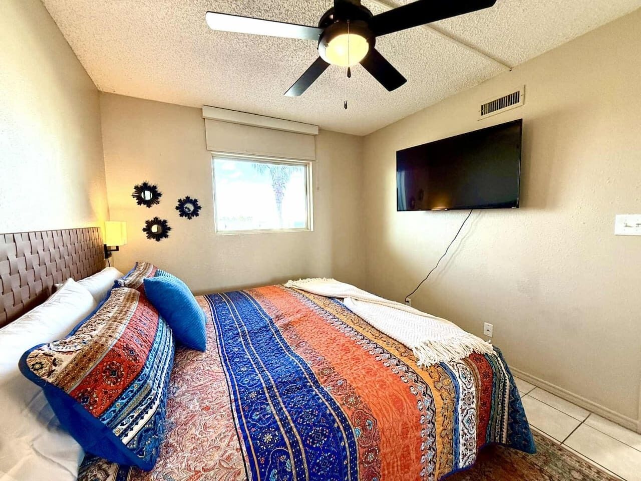 Tabla de planchar con plancha, wifi gratis, ropa de cama