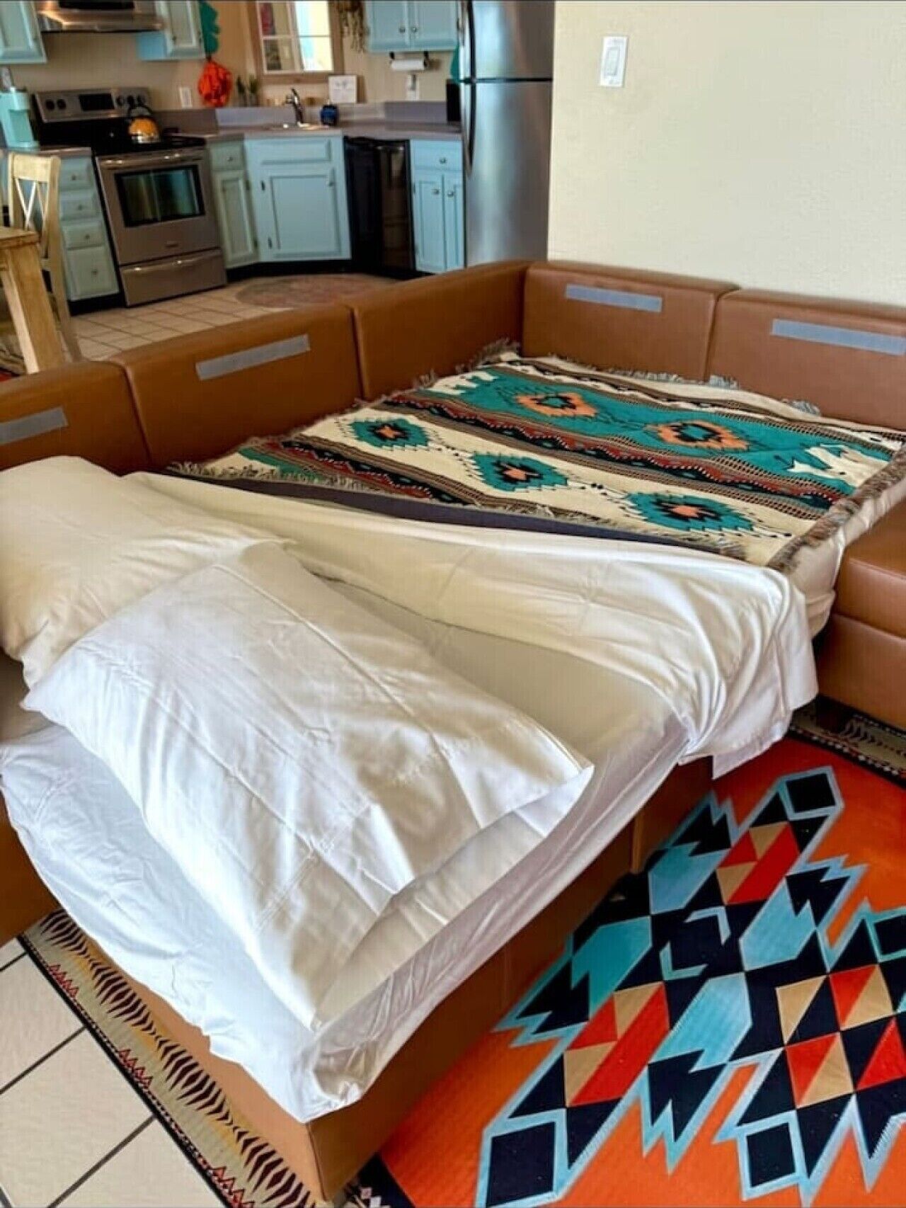 Tabla de planchar con plancha, wifi gratis, ropa de cama