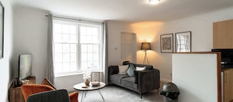 Lovely 1 Bed Harbour-side Apartment - Sea Views