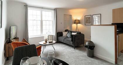 Lovely 1 Bed Harbour-side Apartment - Sea Views