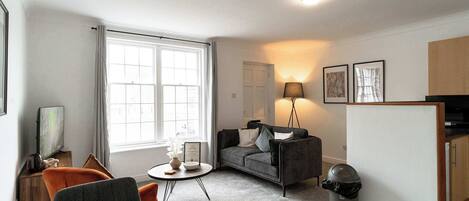 Een televisie en een kantoor