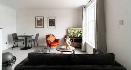 Lovely 1 Bed Harbour-side Apartment - Sea Views