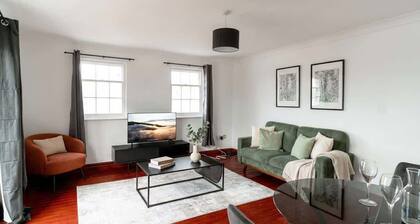 1 BED Harbour-side Apartment | Balcony Sea View