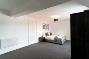 1 dormitorio, escritorio, tabla de planchar con plancha y wifi