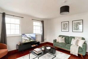 TV, offices - 1 BED Harbour-side Apartment | Balcony Sea View (Whitehaven)