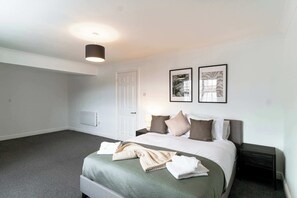 1 slaapkamer, een bureau, een strijkplank/strijkijzer, wifi