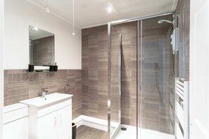 Dusche, Haartrockner, Handtücher, Shampoo