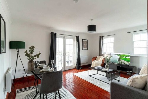 1 BED Harbour-side Apartment | Balcony Sea View