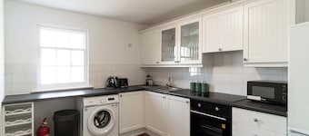 Spacious 1 Bed Harbour-side Apartment with Balcony