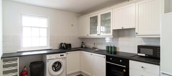 Spacious 1 Bed Harbour-side Apartment with Balcony