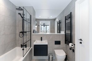 Shower, hair dryer, towels, shampoo - Fabulous 1BED Flat in Central Manchester w Balcony (Manchester)