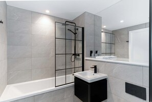 Dusche, Haartrockner, Handtücher, Shampoo